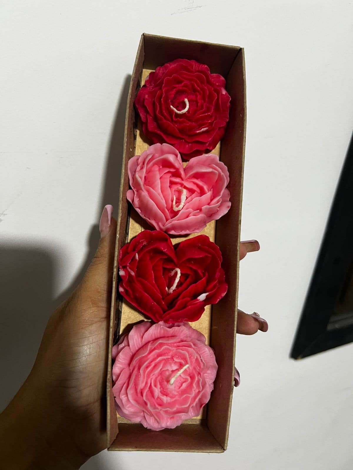 Cajita rosas corazón y peonías foto real