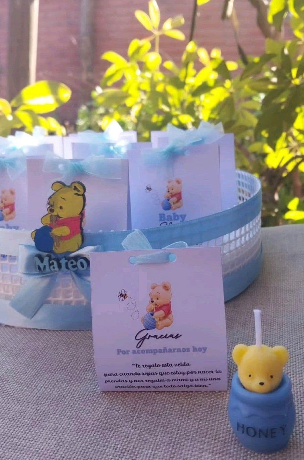 Osito pequeño en tarjeta baby shower