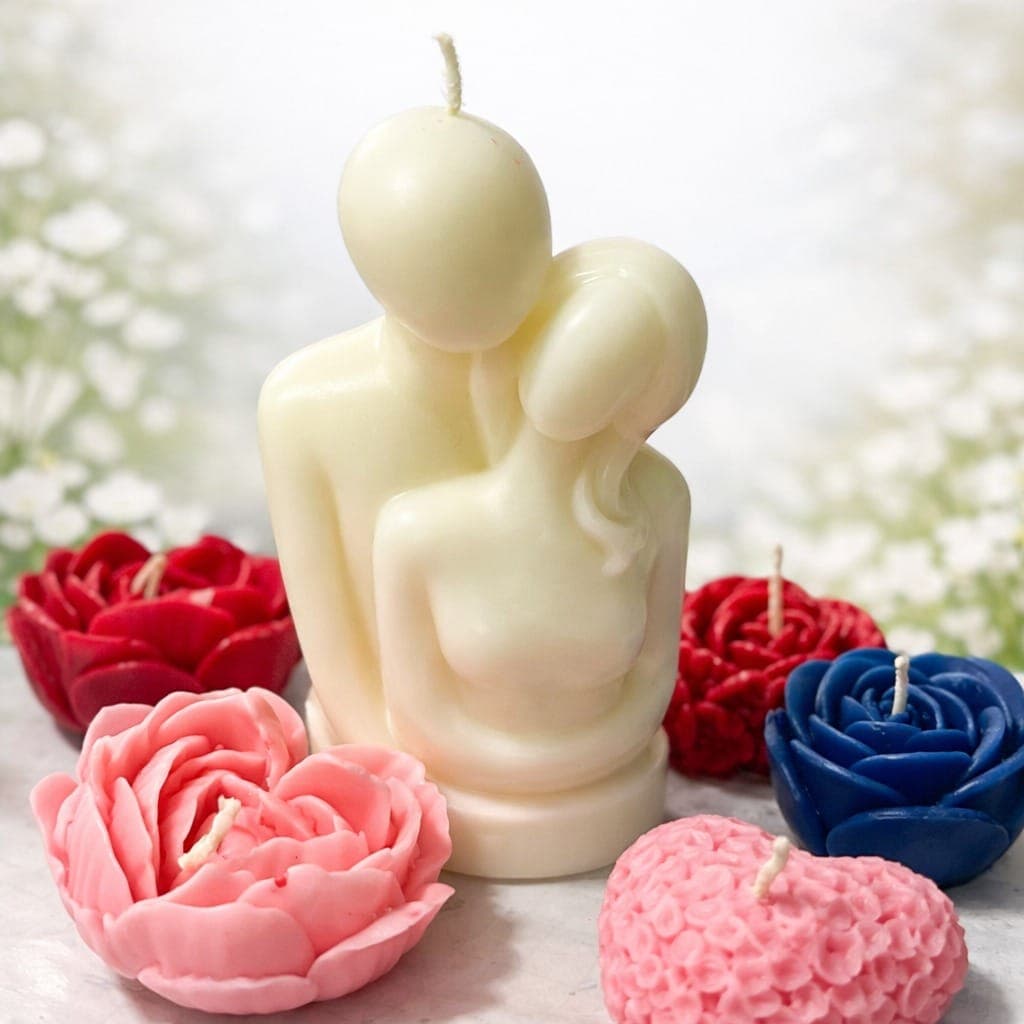 Vela pareja con rosas y corazones