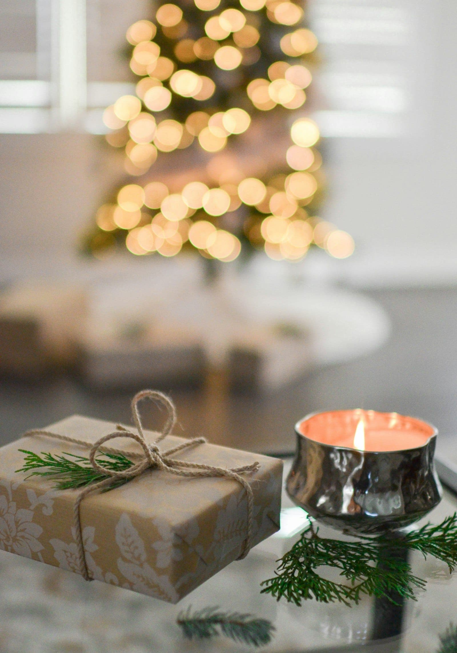 Vela artesanal junto a caja de regalo corporativo